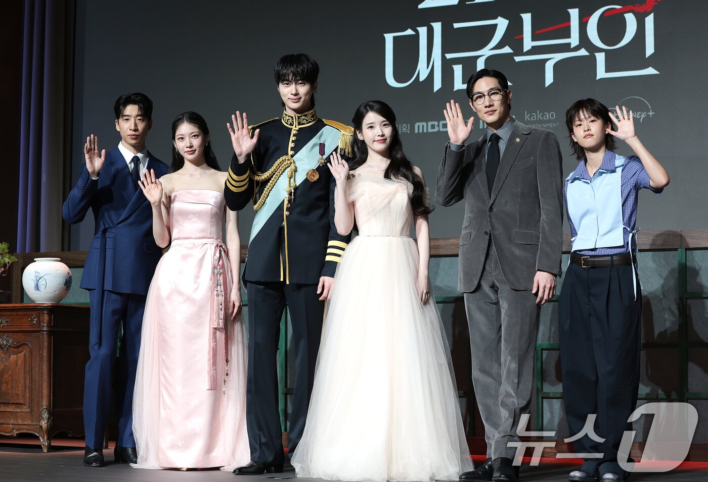 본문 이미지 - 배우 유수빈(왼쪽부터)과 공승연, 변우석, 아이유, 노상현, 이연이 6일 오후 서울 강남구 조선팰리스 서울 강남에서 열린 MBC 새 금토드라마 ‘21세기 대군부인’(극본 유지원/연출 박준화) 제작발표회에 참석해 포즈를 취하고 있다. ‘21세기 대군부인’은 21세기 입헌군주제를 배경으로 모든 걸 가진 재벌이지만 신분이 고작 평민이라 짜증스러운 여자 성희주(아이유 분)와 왕의 아들이지만 아무것도 가질 수 없어 슬픈 이안대군(변우석 분)의 운명 개척 신분 타파 로맨스를 그린 드라마다. 2026.4.6 ⓒ 뉴스1 권현진 기자