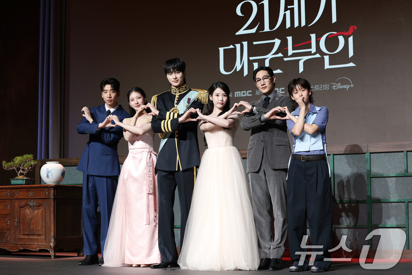 (서울=뉴스1) 권현진 기자 = 배우 유수빈(왼쪽부터)과 공승연, 변우석, 아이유, 노상현, 이연이 6일 오후 서울 강남구 조선팰리스 서울 강남에서 열린 MBC 새 금토드라마 ‘2 …