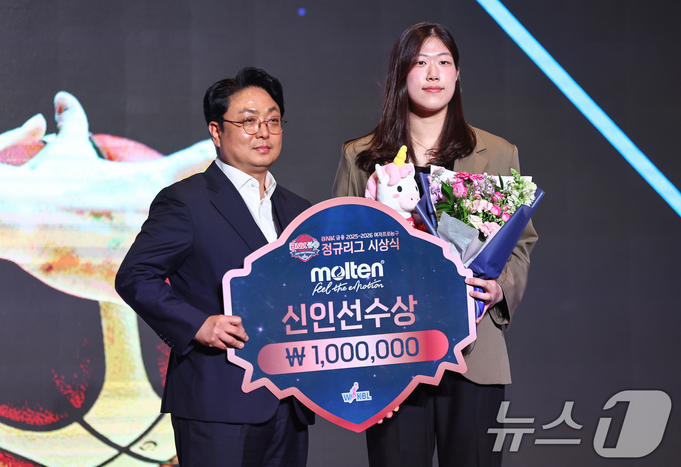 (서울=뉴스1) 김도우 기자 = BNK썸 김도연이 6일 서울 용산구 서울드래곤시티에서 열린 BNK금융 2025-2026 여자프로농구 정규리그 시상식에서 신인선수상 수상 후 기념촬영 …