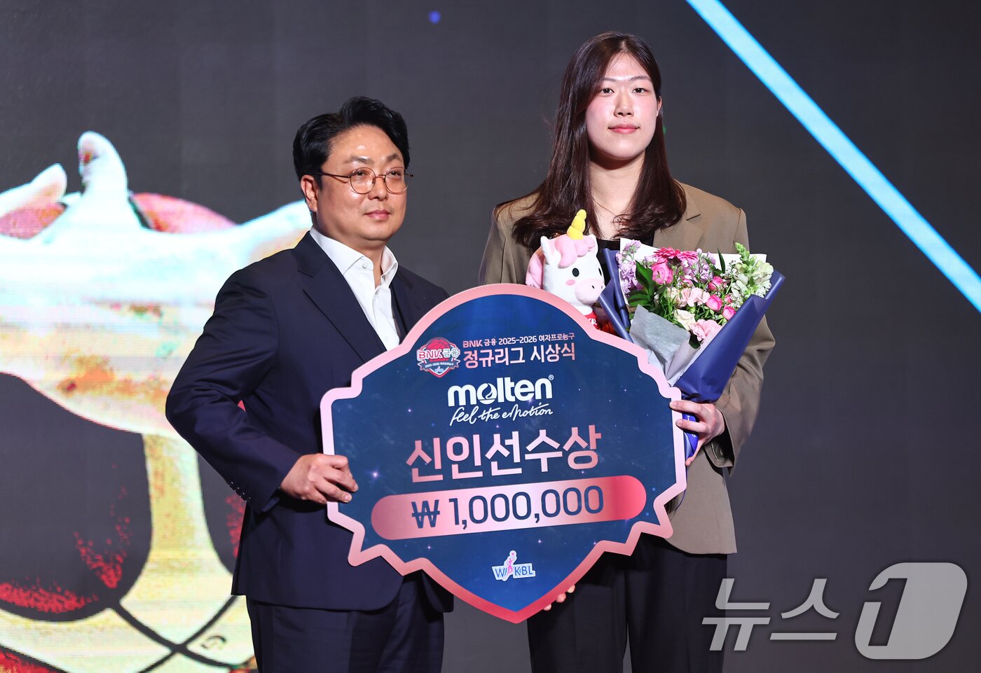 본문 이미지 - BNK썸 김도연이 6일 서울 용산구 서울드래곤시티에서 열린 BNK금융 2025-2026 여자프로농구 정규리그 시상식에서 신인선수상 수상 후 기념촬영을 하고 있다. 2026.4.6 ⓒ 뉴스1 김도우 기자