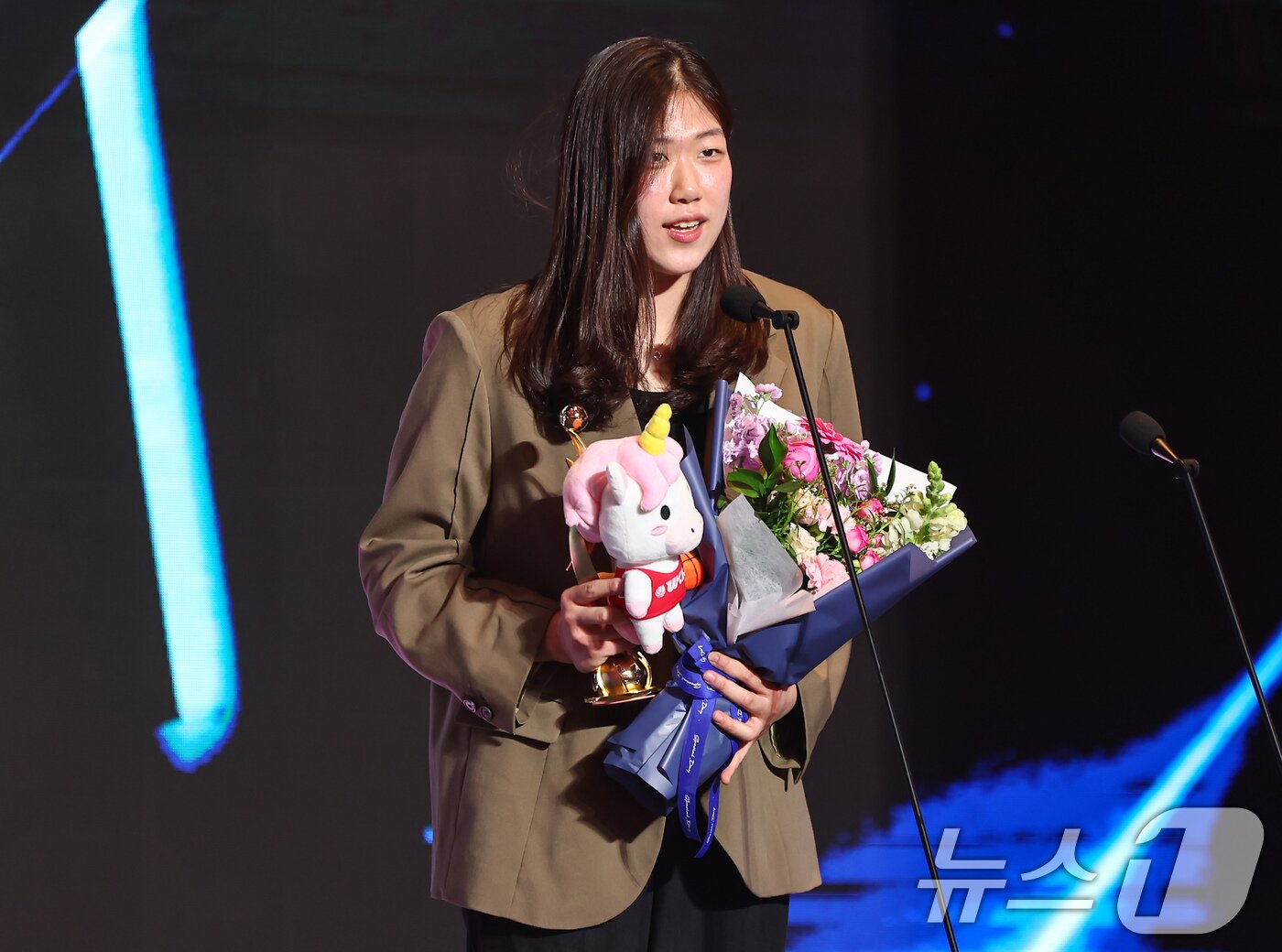 본문 이미지 - BNK썸 김도연이 6일 서울 용산구 서울드래곤시티에서 열린 BNK금융 2025-2026 여자프로농구 정규리그 시상식에서 신인선수상 수상 후 소감을 밝히고 있다. 2026.4.6 ⓒ 뉴스1 김도우 기자