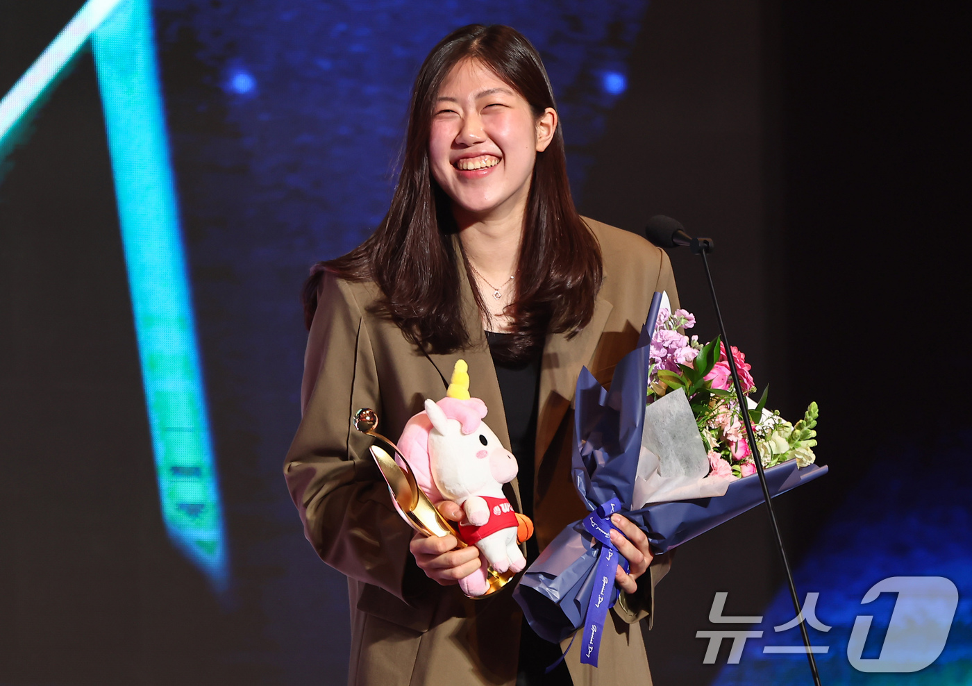 (서울=뉴스1) 김도우 기자 = BNK썸 김도연이 6일 서울 용산구 서울드래곤시티에서 열린 BNK금융 2025-2026 여자프로농구 정규리그 시상식에서 신인선수상 수상 후 소감을 …