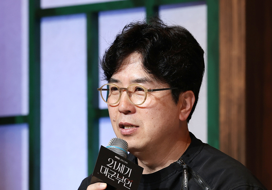 '대군부인' 감독 "작가도 힘들어해…로맨스 하고 싶었던 분" [N인터뷰]