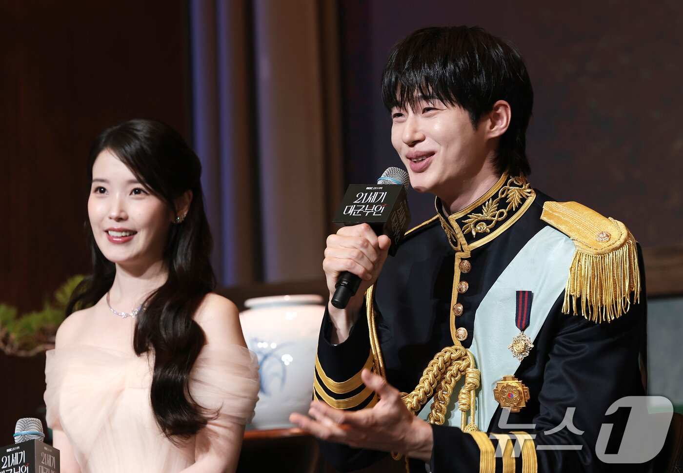 본문 이미지 - 배우 변우석(오른쪽)이 6일 오후 서울 강남구 조선팰리스 서울 강남에서 열린 MBC 새 금토드라마 ‘21세기 대군부인’(극본 유지원/연출 박준화) 제작발표회에 참석해 인사말을 하고 있다. ⓒ 뉴스1 권현진 기자