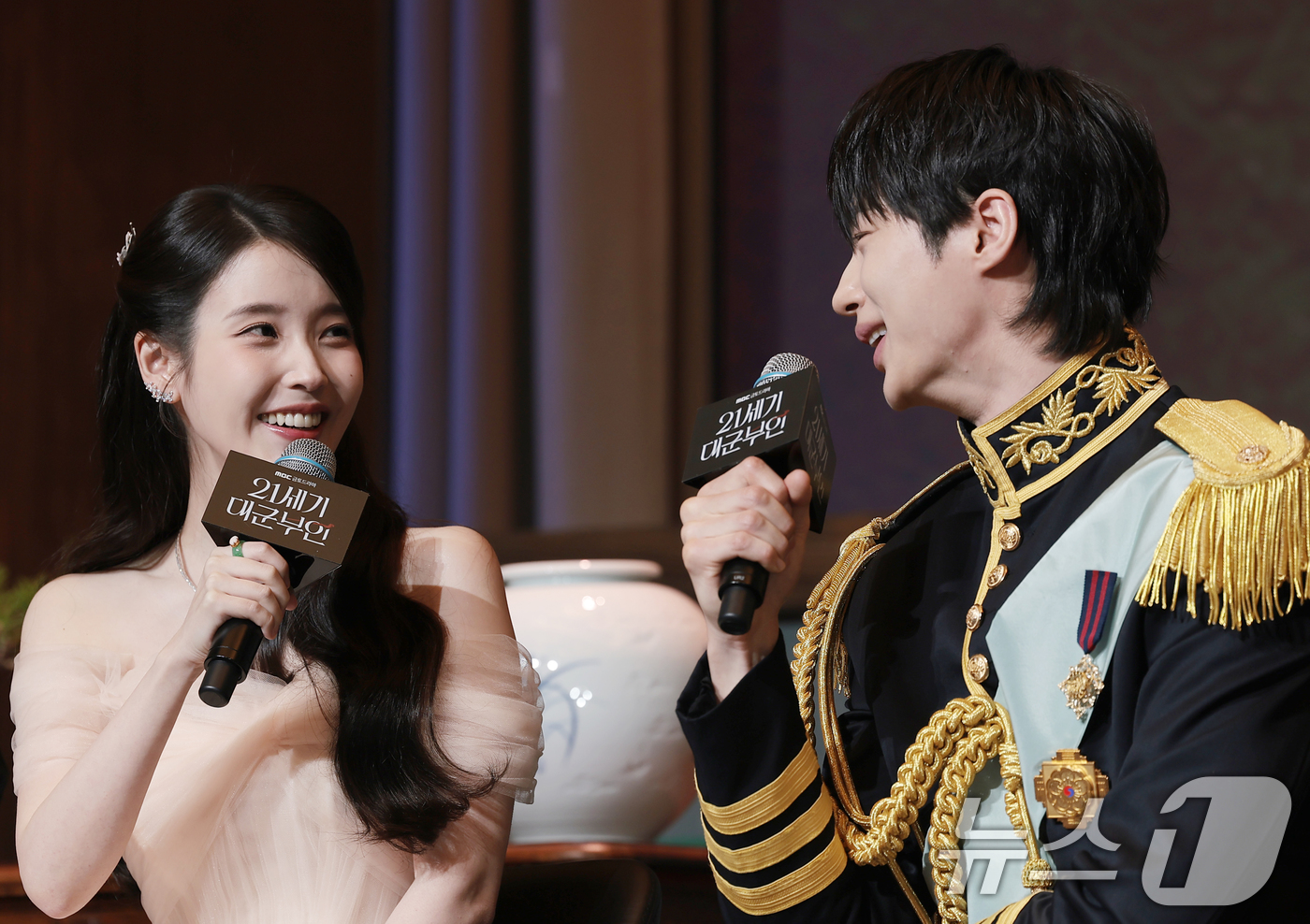 (서울=뉴스1) 권현진 기자 = 배우 아이유와 변우석(오른쪽)이 6일 오후 서울 강남구 조선팰리스 서울 강남에서 열린 MBC 새 금토드라마 ‘21세기 대군부인’(극본 유지원/연출 …