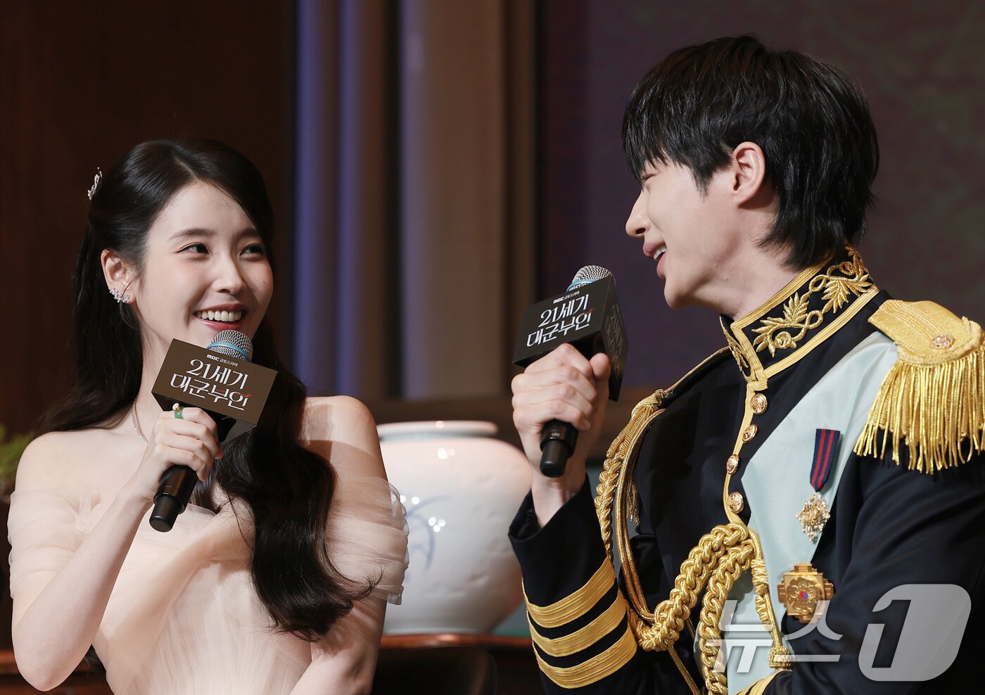 본문 이미지 - 배우 아이유와 변우석(오른쪽)이 6일 오후 서울 강남구 조선팰리스 서울 강남에서 열린 MBC 새 금토드라마 ‘21세기 대군부인’(극본 유지원/연출 박준화) 제작발표회에 참석해 서로를 바라보며 미소를 짓고 있다. ⓒ 뉴스1 권현진 기자