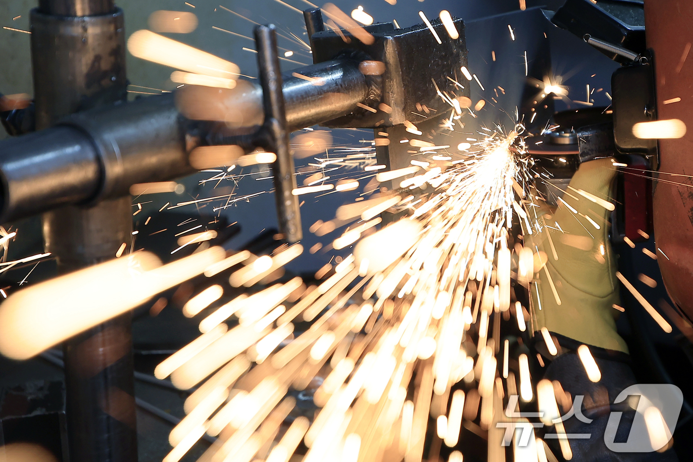 (서울=뉴스1) 박정호 기자 = 6일 오후 서울 동작구 서울공업고등학교에서 열린 2026년 서울시 기능경기대회에서 용접 부문에 참가한 학생이 제품 가공에 집중하고 있다.우수 기능인 …