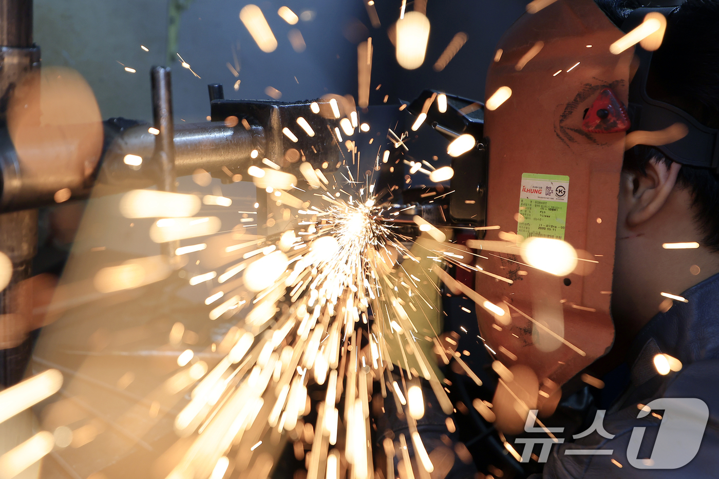 (서울=뉴스1) 박정호 기자 = 6일 오후 서울 동작구 서울공업고등학교에서 열린 2026년 서울시 기능경기대회에서 용접 부문에 참가한 학생이 제품 가공에 집중하고 있다.우수 기능인 …