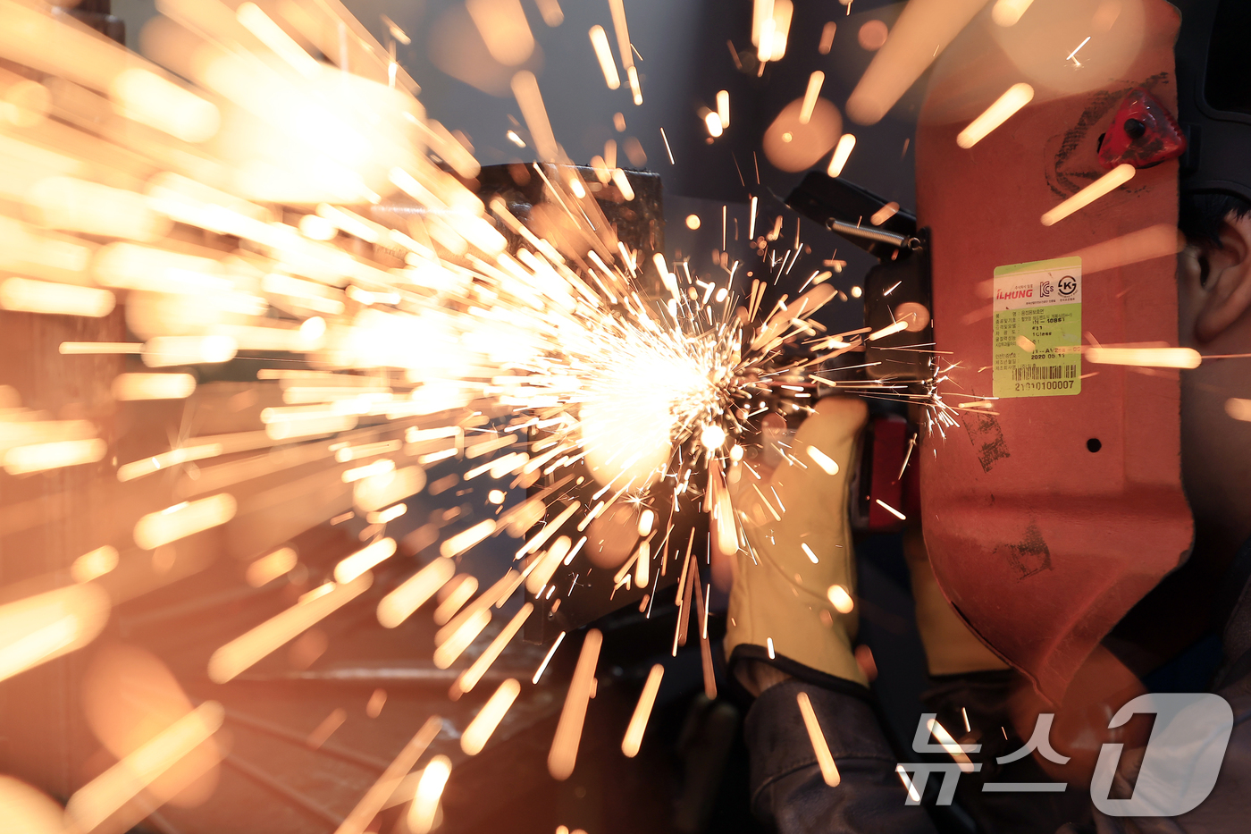 (서울=뉴스1) 박정호 기자 = 6일 오후 서울 동작구 서울공업고등학교에서 열린 2026년 서울시 기능경기대회에서 용접 부문에 참가한 학생이 제품 가공에 집중하고 있다.우수 기능인 …