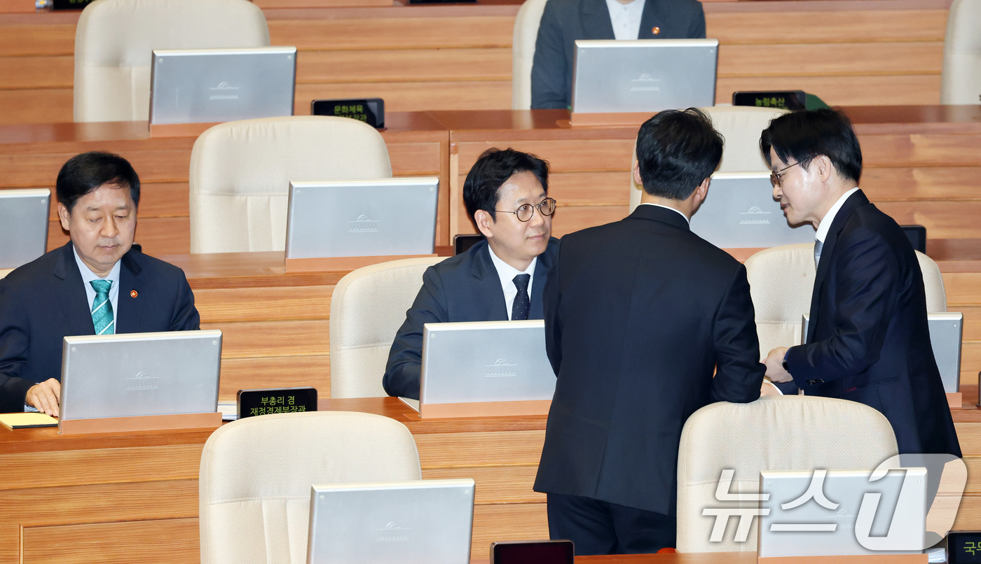 (서울=뉴스1) 이승배 기자 = 김민석 국무총리가 6일 서울 여의도 국회에서 열린 제434회국회(임시회) 제2차 본회의에서 배경훈 과학기술정보통신부 장관, 김정관 산업통상부 장관과 …