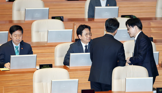 본회의 참석한 국무위원들