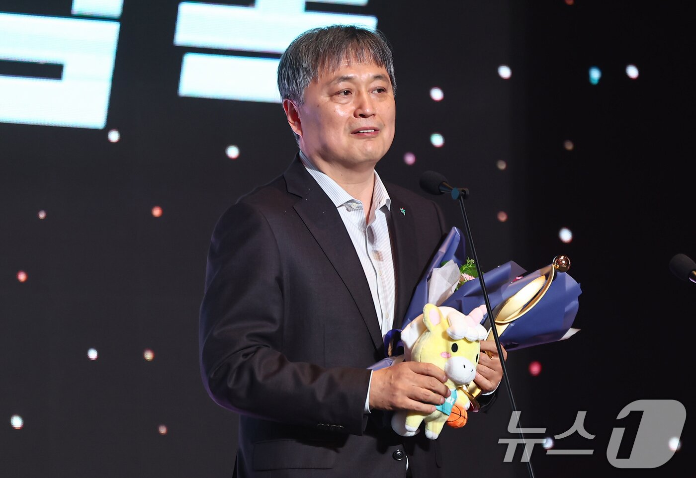 본문 이미지 - 하나은행 이상범 감독이 6일 서울 용산구 서울드래곤시티에서 열린 BNK금융 2025-2026 여자프로농구 정규리그 시상식에서 지도상 수상 후 소감을 밝히고 있다. 2026.4.6 ⓒ 뉴스1 김도우 기자