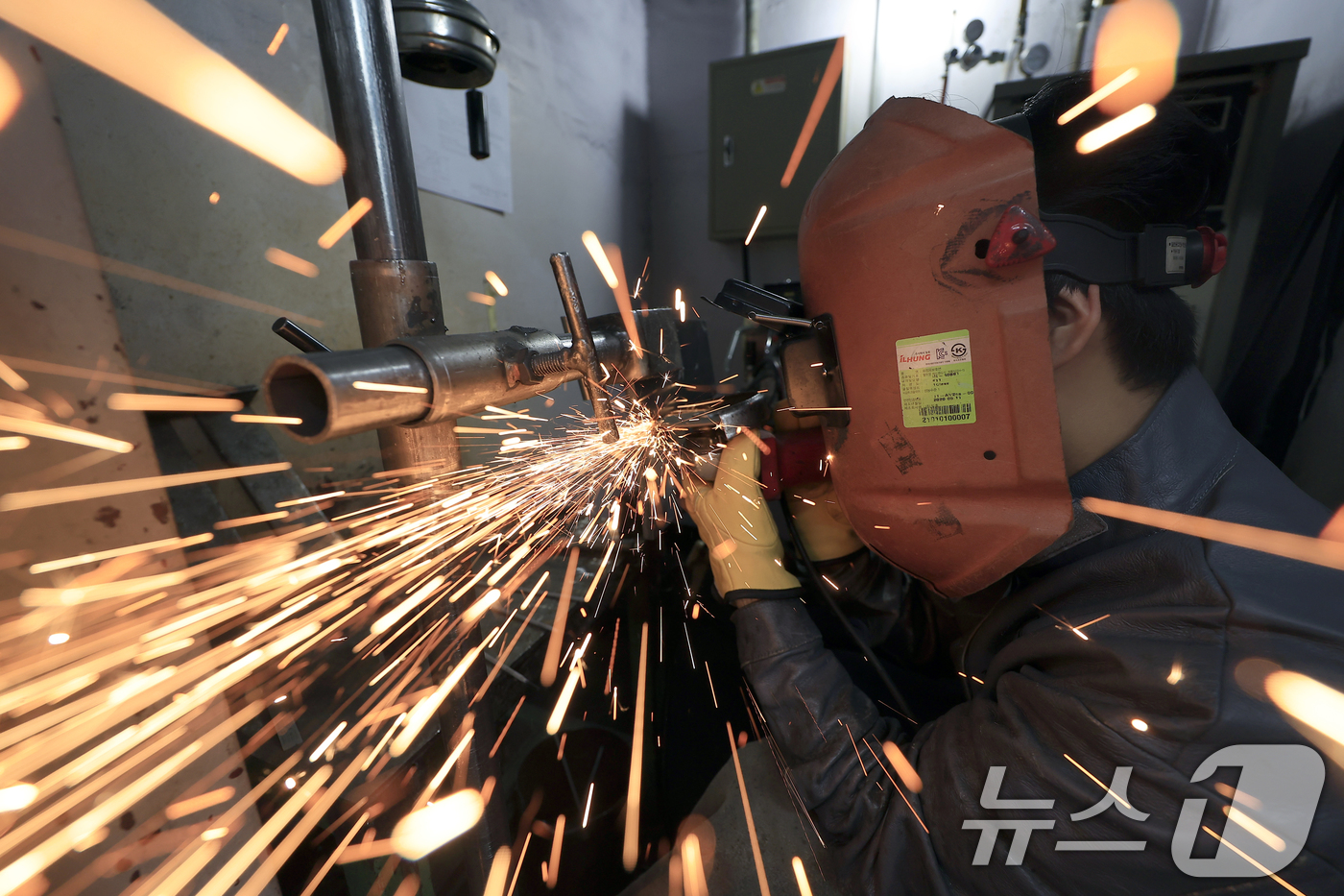 (서울=뉴스1) 박정호 기자 = 6일 오후 서울 동작구 서울공업고등학교에서 열린 2026년 서울시 기능경기대회에서 용접 부문에 참가한 학생이 제품 가공에 집중하고 있다.우수 기능인 …