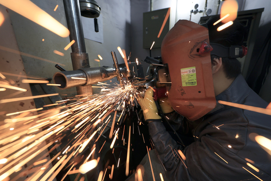 기능경기대회 '불꽃 튀는 용접 가공'