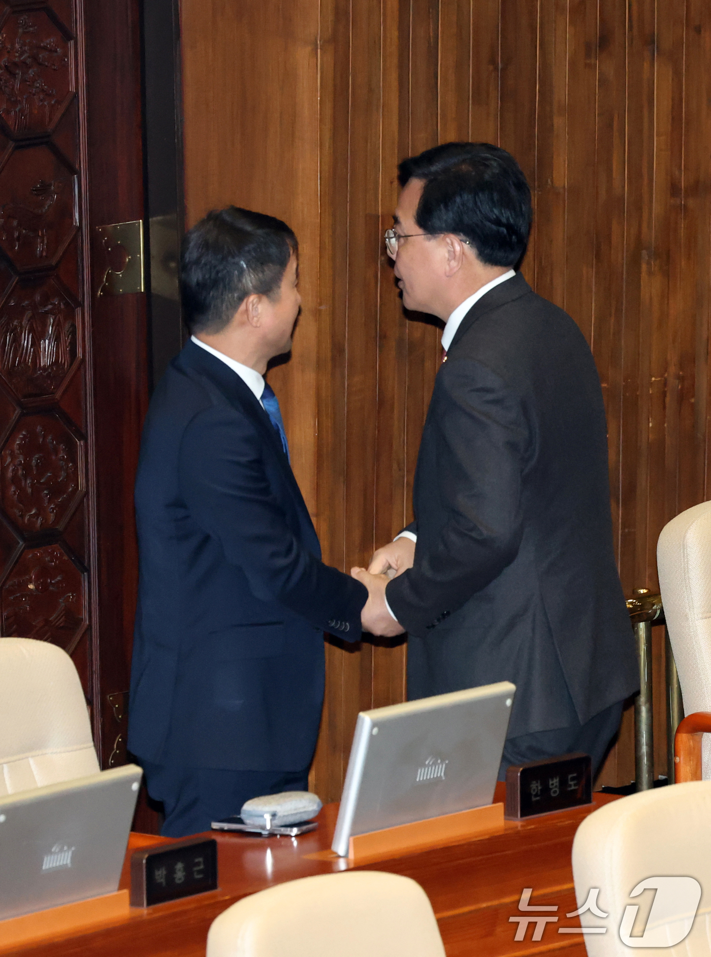 (서울=뉴스1) 이승배 기자 = 6일 서울 여의도 국회에서 열린 제434회국회(임시회) 제2차 본회의에서 한병도 더불어민주당 원내대표와 송언석 국민의힘 원내대표가 손을 맞잡고 있다 …