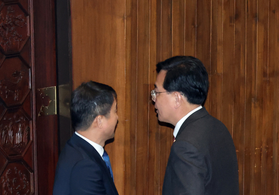 손 맞잡은 한병도·송언석 원내대표