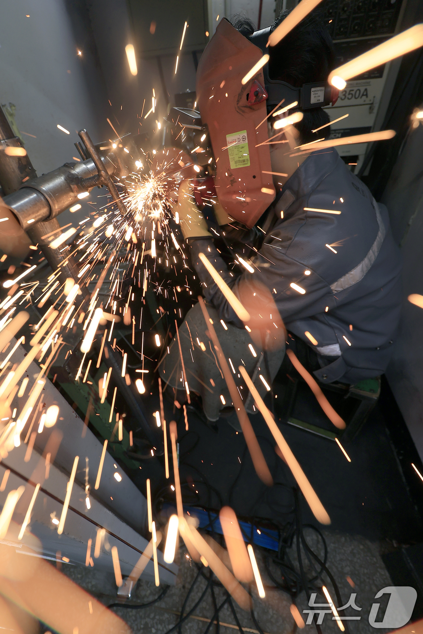 (서울=뉴스1) 박정호 기자 = 6일 오후 서울 동작구 서울공업고등학교에서 열린 2026년 서울시 기능경기대회에서 용접 부문에 참가한 학생이 제품 가공에 집중하고 있다.우수 기능인 …