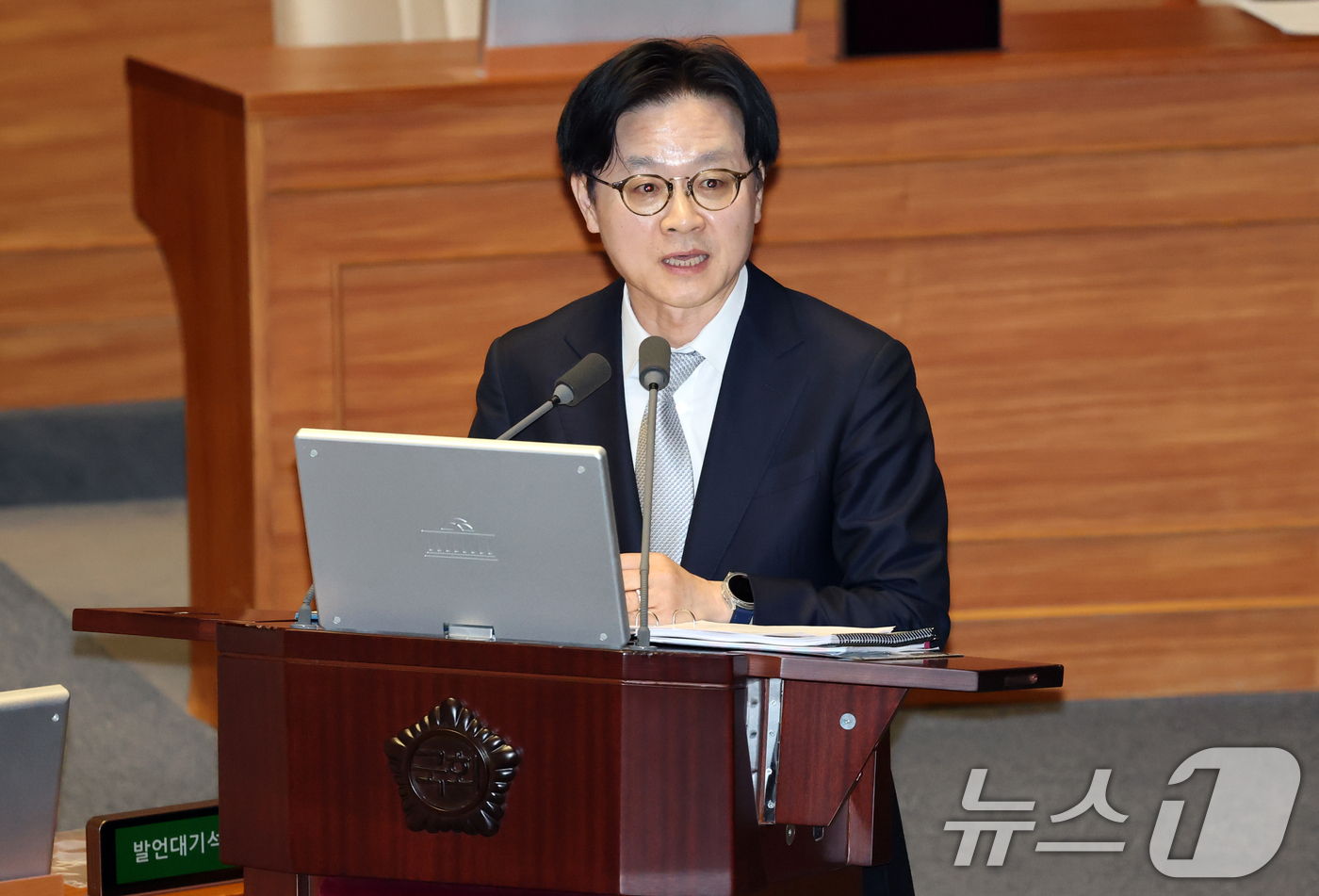 (서울=뉴스1) 이승배 기자 = 김정관 산업통상부 장관이 6일 서울 여의도 국회에서 열린 제434회국회(임시회) 제2차 본회의 경제분야 대정부질문에서 이언주 더불어민주당 의원의 질 …