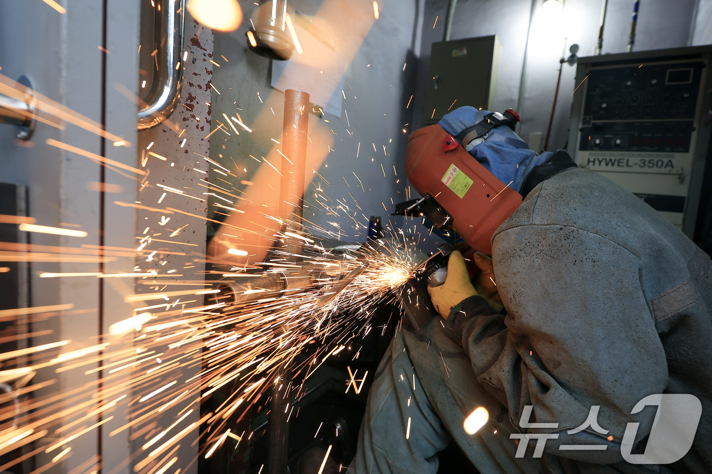 (서울=뉴스1) 박정호 기자 = 6일 오후 서울 동작구 서울공업고등학교에서 열린 2026년 서울시 기능경기대회에서 용접 부문에 참가한 학생이 제품 가공에 집중하고 있다.우수 기능인 …