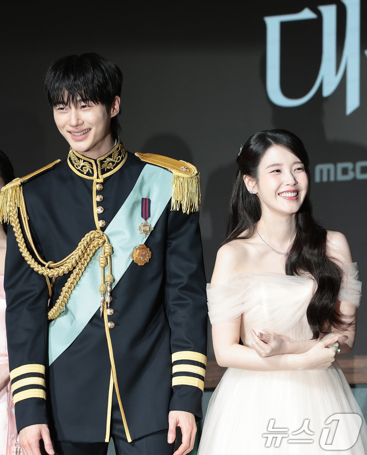 본문 이미지 - 배우 변우석과 아이유(오른쪽)가 6일 오후 서울 강남구 조선팰리스 서울 강남에서 열린 MBC 새 금토드라마 ‘21세기 대군부인’(극본 유지원/연출 박준화) 제작발표회에 참석해 미소를 짓고 있다. ‘21세기 대군부인’은 21세기 입헌군주제를 배경으로 모든 걸 가진 재벌이지만 신분이 고작 평민이라 짜증스러운 여자 성희주(아이유 분)와 왕의 아들이지만 아무것도 가질 수 없어 슬픈 이안대군(변우석 분)의 운명 개척 신분 타파 로맨스를 그린 드라마다. 2026.4.6 ⓒ 뉴스1 권현진 기자