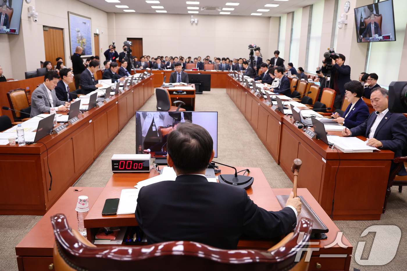 (서울=뉴스1) 신웅수 기자 = 이철규 위원장이 6일 서울 여의도 국회에서 열린 산업통상자원중소벤처기업위원회 전체회의에서 의사봉을 두드리고 있다. 2026.4.6/뉴스1