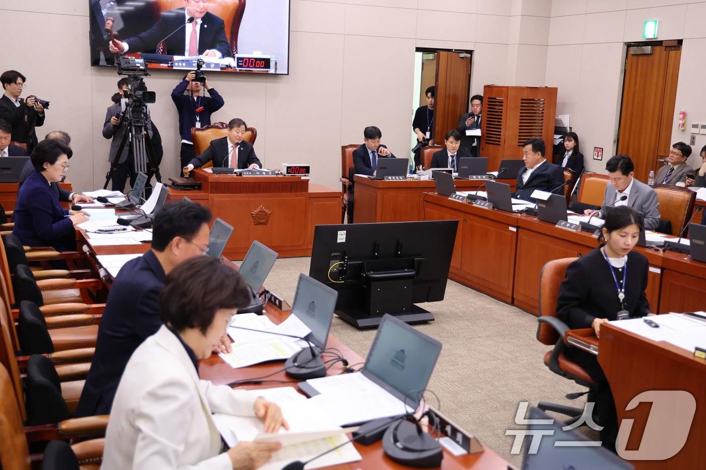 (서울=뉴스1) 신웅수 기자 = 이철규 위원장이 6일 서울 여의도 국회에서 열린 산업통상자원중소벤처기업위원회 전체회의에서 의사봉을 두드리고 있다. 2026.4.6/뉴스1