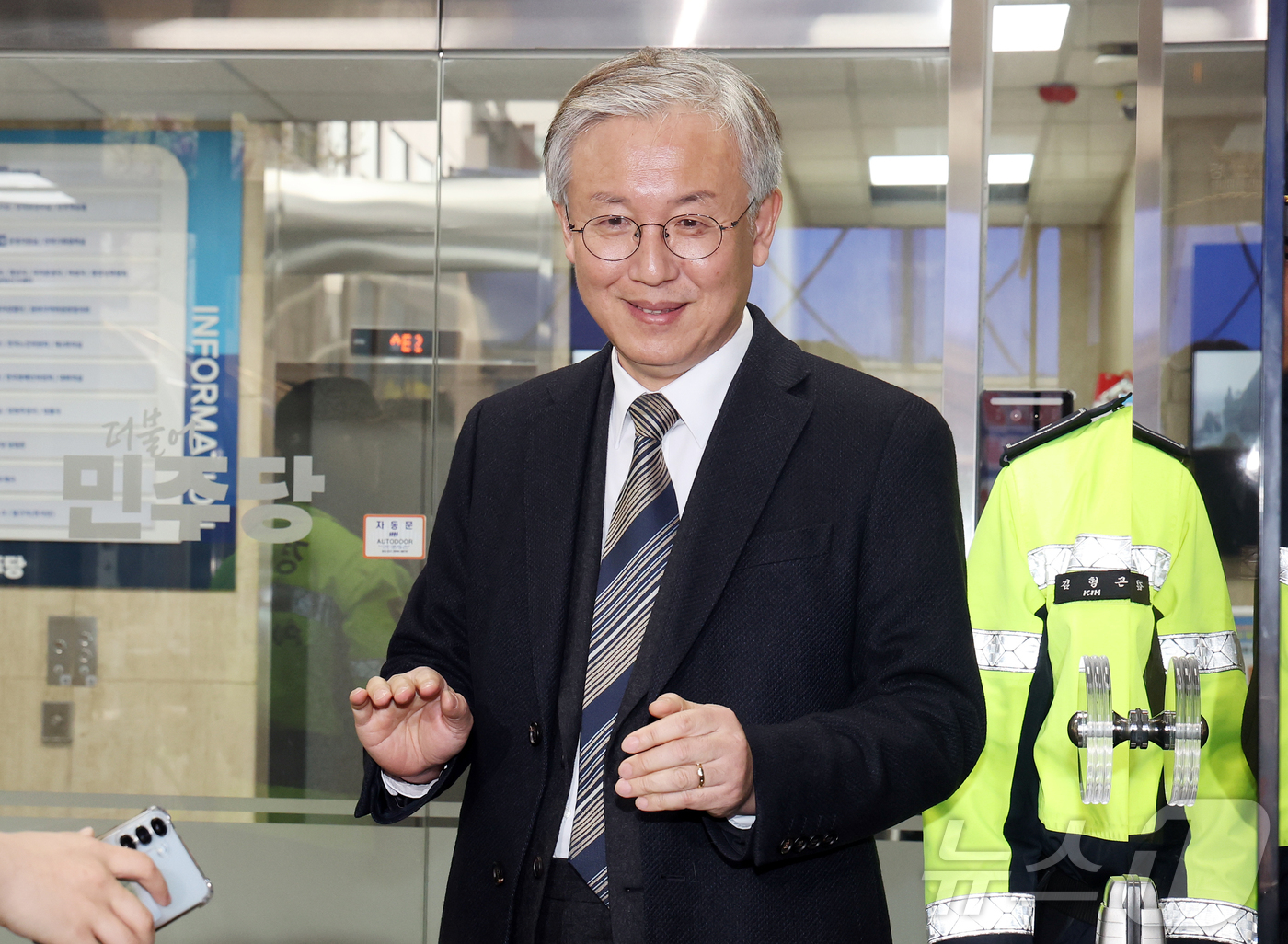 (서울=뉴스1) 김진환 기자 = 한동수 더불어민주당 윤리심판원장이 6일 오후 서울 영등포구 여의도 민주당사에서 열리는 윤리심판원 회의 참석에 앞서 취재진 질문에 답변하고 있다. 2 …