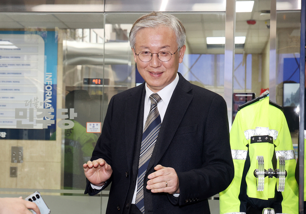 취재진 질문에 답변하는 한동수 윤리심판원장