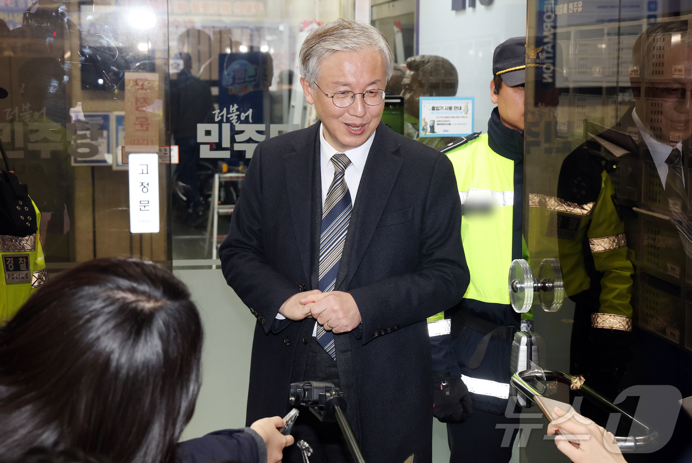 (서울=뉴스1) 김진환 기자 = 한동수 더불어민주당 윤리심판원장이 6일 오후 서울 영등포구 여의도 민주당사에서 열리는 윤리심판원 회의 참석에 앞서 취재진 질문에 답변하고 있다. 2 …