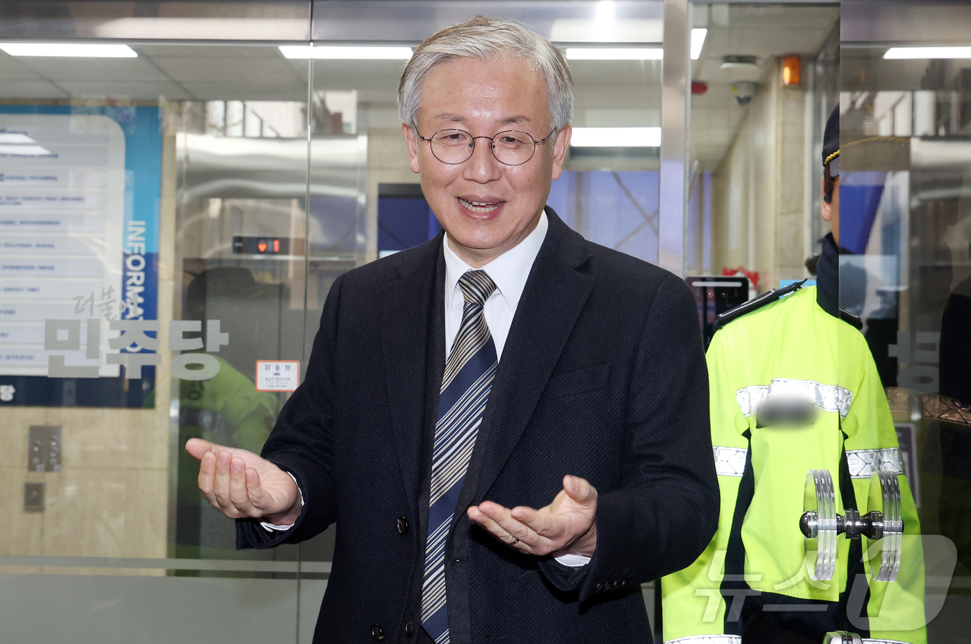 (서울=뉴스1) 김진환 기자 = 한동수 더불어민주당 윤리심판원장이 6일 오후 서울 영등포구 여의도 민주당사에서 열리는 윤리심판원 회의 참석에 앞서 취재진 질문에 답변하고 있다. 2 …