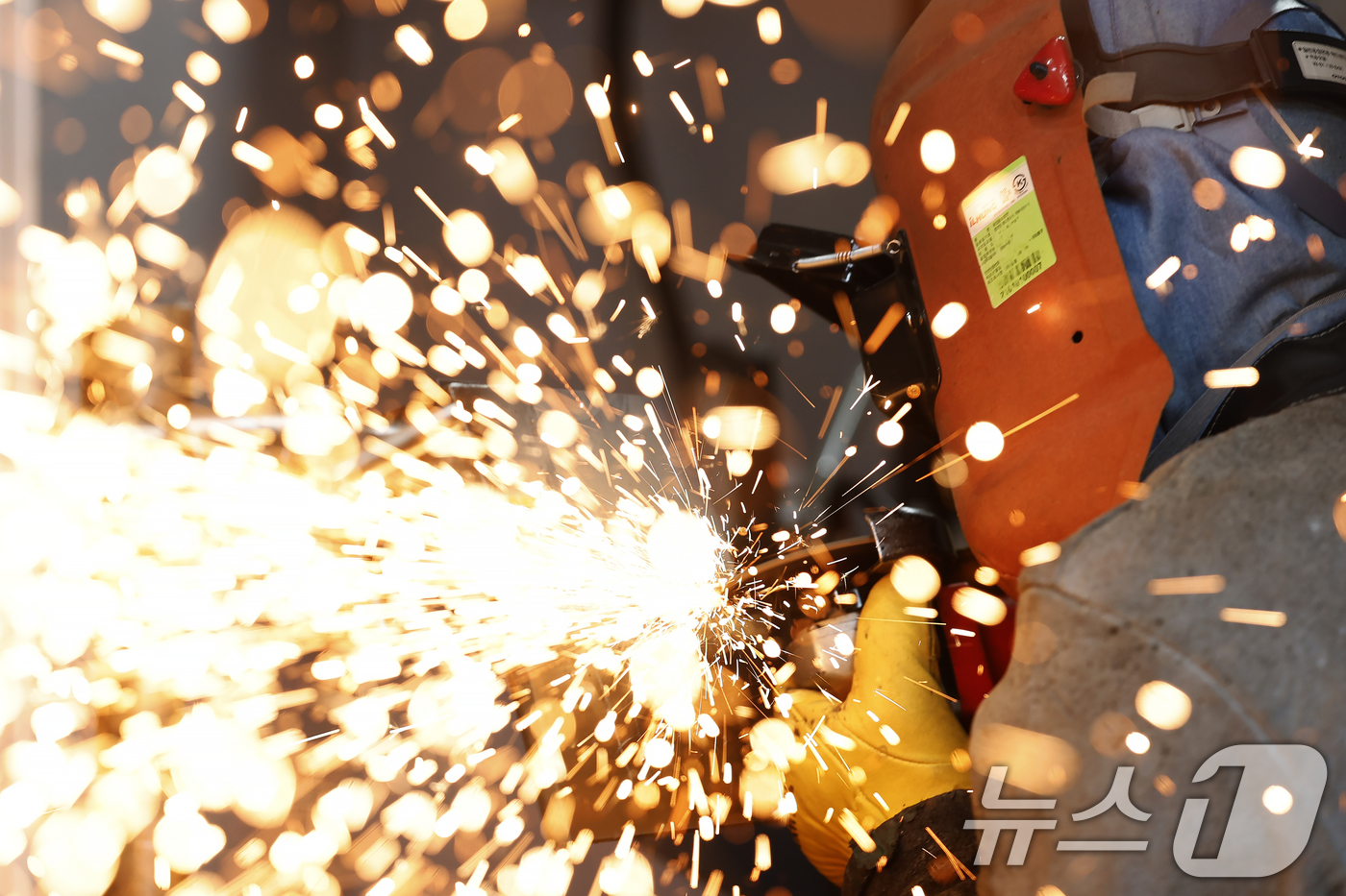 (서울=뉴스1) 박정호 기자 = 6일 오후 서울 동작구 서울공업고등학교에서 열린 2026년 서울시 기능경기대회에서 용접 부문에 참가한 학생이 제품 가공에 집중하고 있다.우수 기능인 …