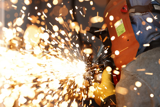 제품 가공 집중하는 용접 부문 참가 학생