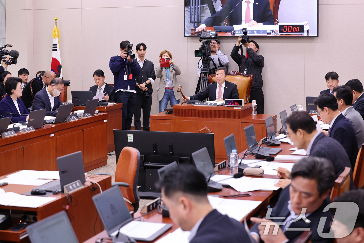 (서울=뉴스1) 신웅수 기자 = 이철규 위원장이 6일 서울 여의도 국회에서 열린 산업통상자원중소벤처기업위원회 전체회의에서 의사봉을 두드리고 있다. 2026.4.6/뉴스1