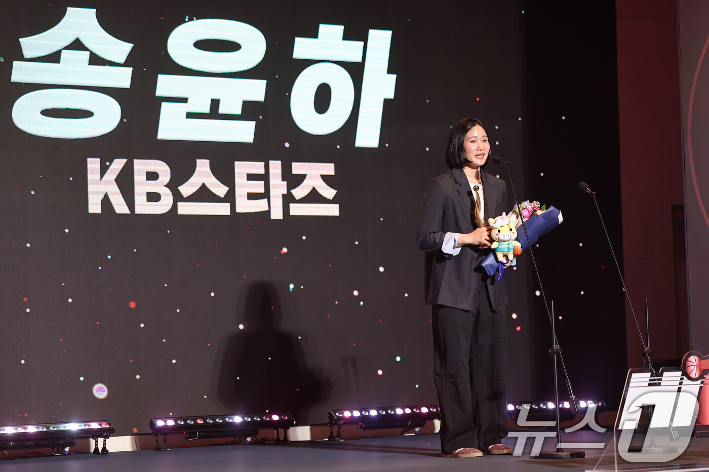 (서울=뉴스1) 김도우 기자 = KB스타즈 송윤하가 6일 서울 용산구 서울드래곤시티에서 열린 BNK금융 2025-2026 여자프로농구 정규리그 시상식에서 식스우먼상 수상 후 소감을 …