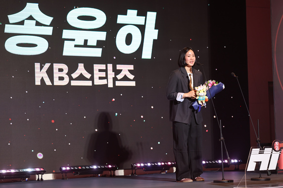 식스우먼상 수상 소감 밝히는 송윤하