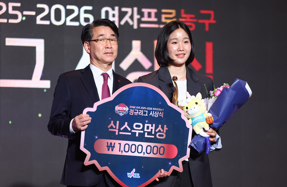 KB스타즈 송윤하, 식스우먼상 수상