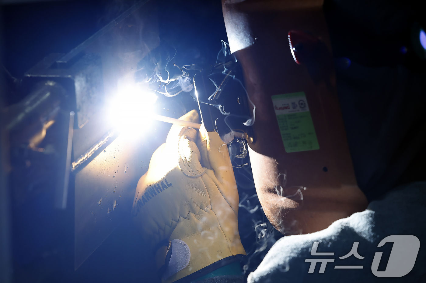 (서울=뉴스1) 박정호 기자 = 6일 오후 서울 동작구 서울공업고등학교에서 열린 2026년 서울시 기능경기대회에서 용접 부문에 참가한 학생이 제품 가공에 집중하고 있다.우수 기능인 …