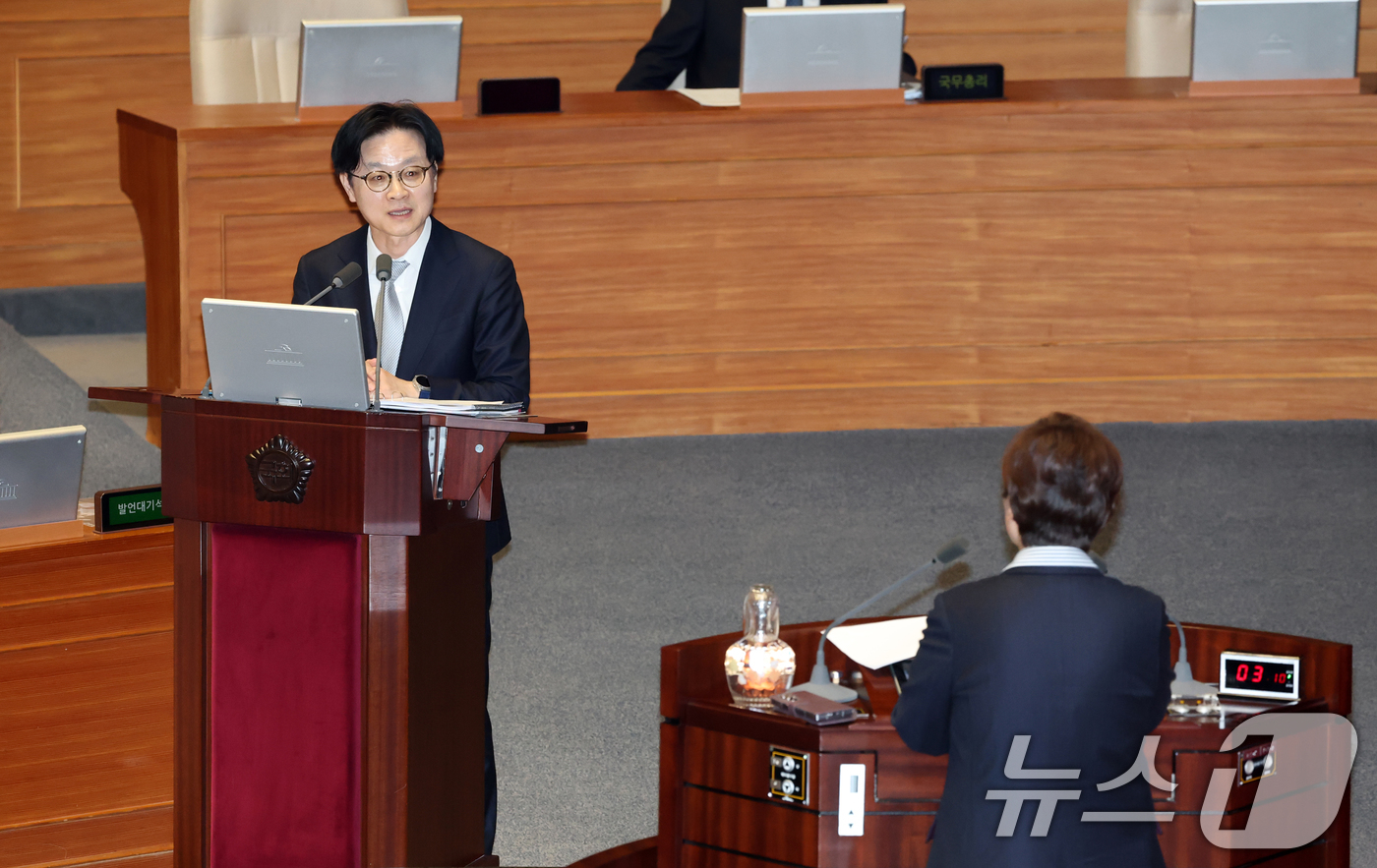 (서울=뉴스1) 이승배 기자 = 김정관 산업통상부 장관이 6일 서울 여의도 국회에서 열린 제434회국회(임시회) 제2차 본회의 경제분야 대정부질문에서 이언주 더불어민주당 의원의 질 …