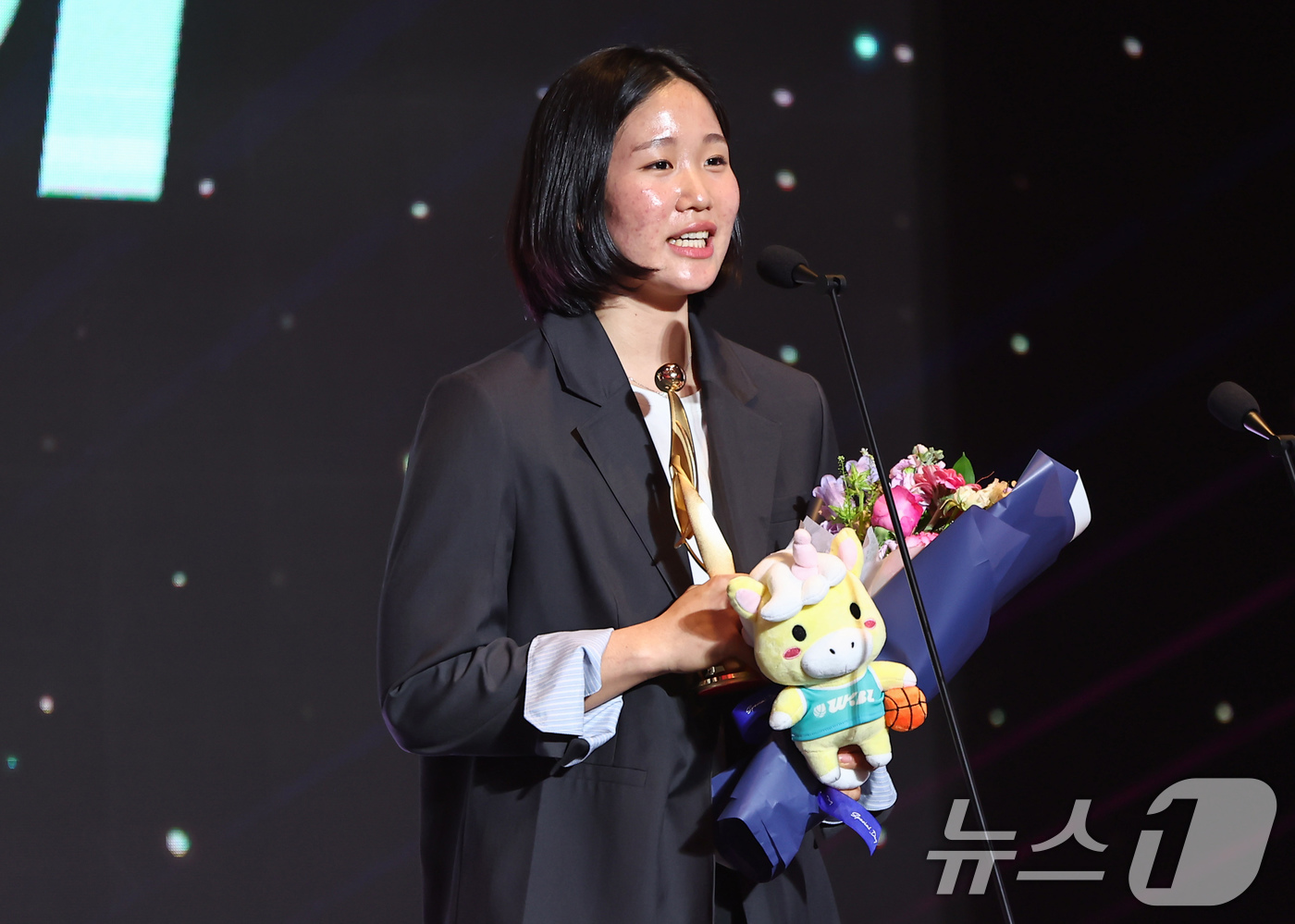 (서울=뉴스1) 김도우 기자 = KB스타즈 송윤하가 6일 서울 용산구 서울드래곤시티에서 열린 BNK금융 2025-2026 여자프로농구 정규리그 시상식에서 식스우먼상 수상 후 소감을 …