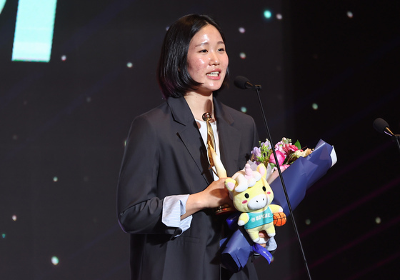 식스우먼상 수상 소감 밝히는 송윤하