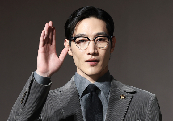 노상현, 근사한 손 인사