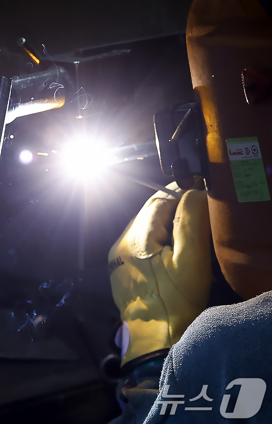 (서울=뉴스1) 박정호 기자 = 6일 오후 서울 동작구 서울공업고등학교에서 열린 2026년 서울시 기능경기대회에서 용접 부문에 참가한 학생이 제품 가공에 집중하고 있다.우수 기능인 …