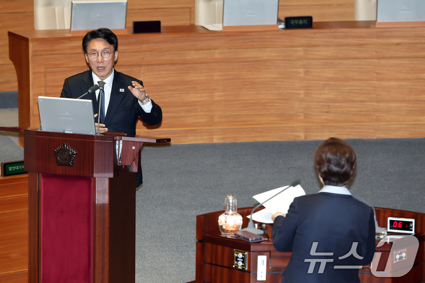 (서울=뉴스1) 이승배 기자 = 김민석 국무총리가 6일 서울 여의도 국회에서 열린 제434회국회(임시회) 제2차 본회의 경제분야 대정부질문에서 이언주 더불어민주당 의원의 질의에 답 …