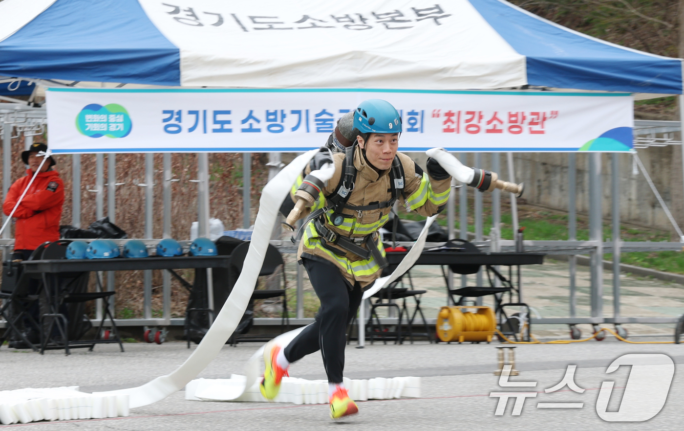 (용인=뉴스1) 김영운 기자 = 6일 경기 용인시 처인구 경기도소방학교에서 열린 '2026년 경기도 소방기술경연대회'에서 참가자가 '최강 소방관' 종목에서 기량을 뽐내고 있다. 2 …