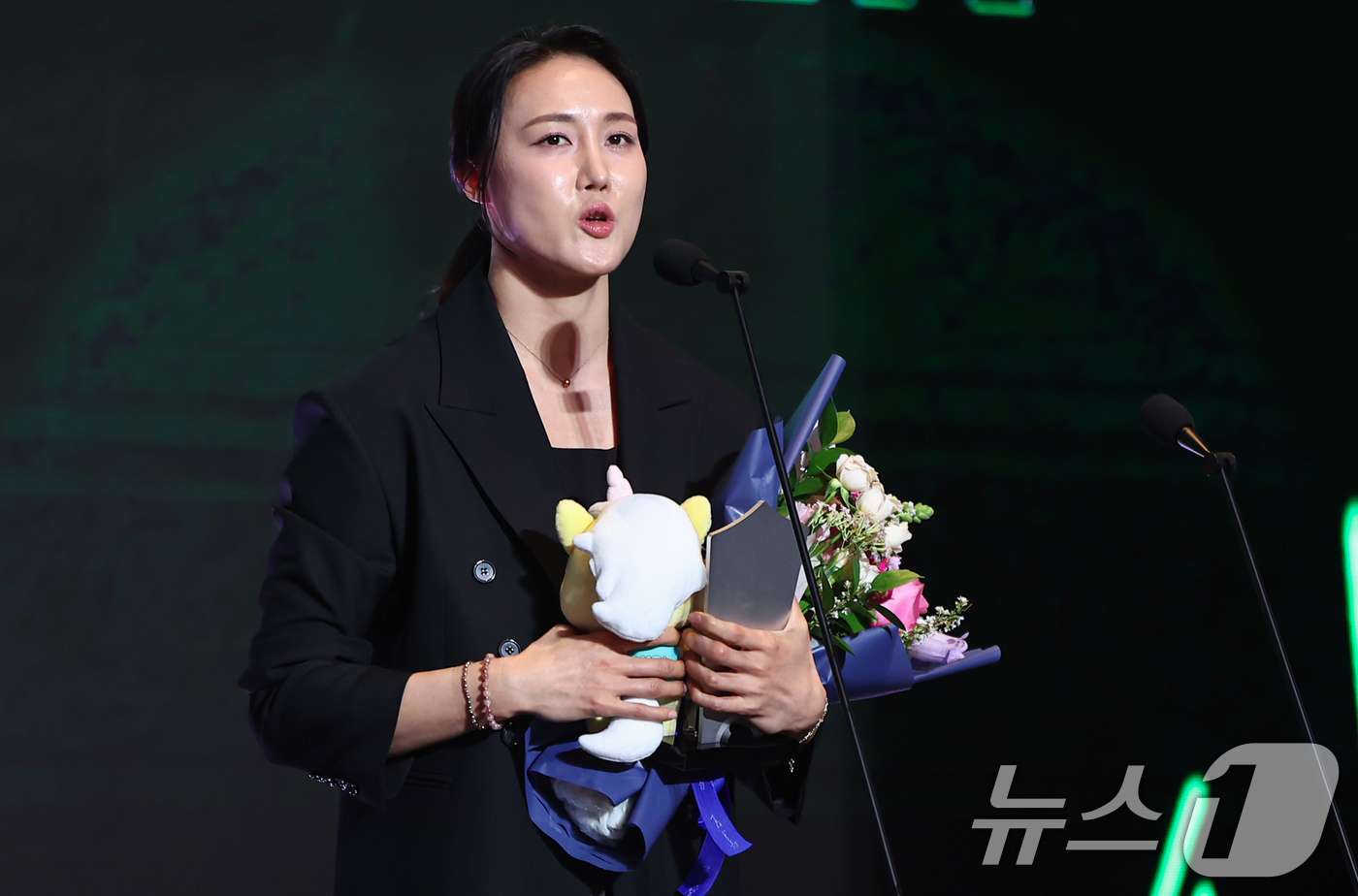 (서울=뉴스1) 김도우 기자 = 하나은행 김정은이 6일 서울 용산구 서울드래곤시티에서 열린 BNK금융 2025-2026 여자프로농구 정규리그 시상식에서 특별상 수상 후 소감을 밝히 …