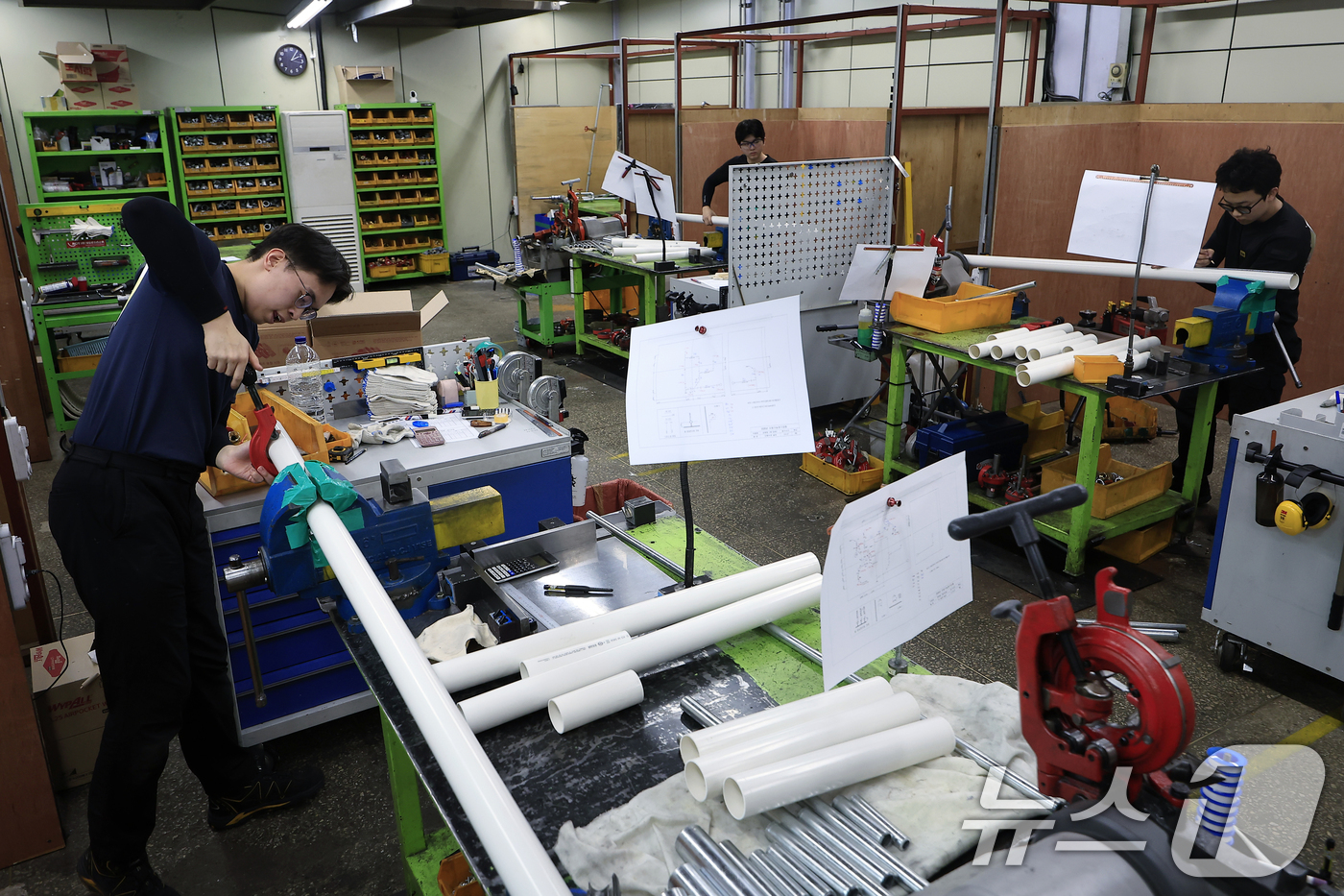 (서울=뉴스1) 박정호 기자 = 6일 오후 서울 동작구 서울공업고등학교에서 열린 2026년 서울시 기능경기대회에서 배관 부문에 참가한 학생들이 제품 가공에 집중하고 있다.우수 기능 …