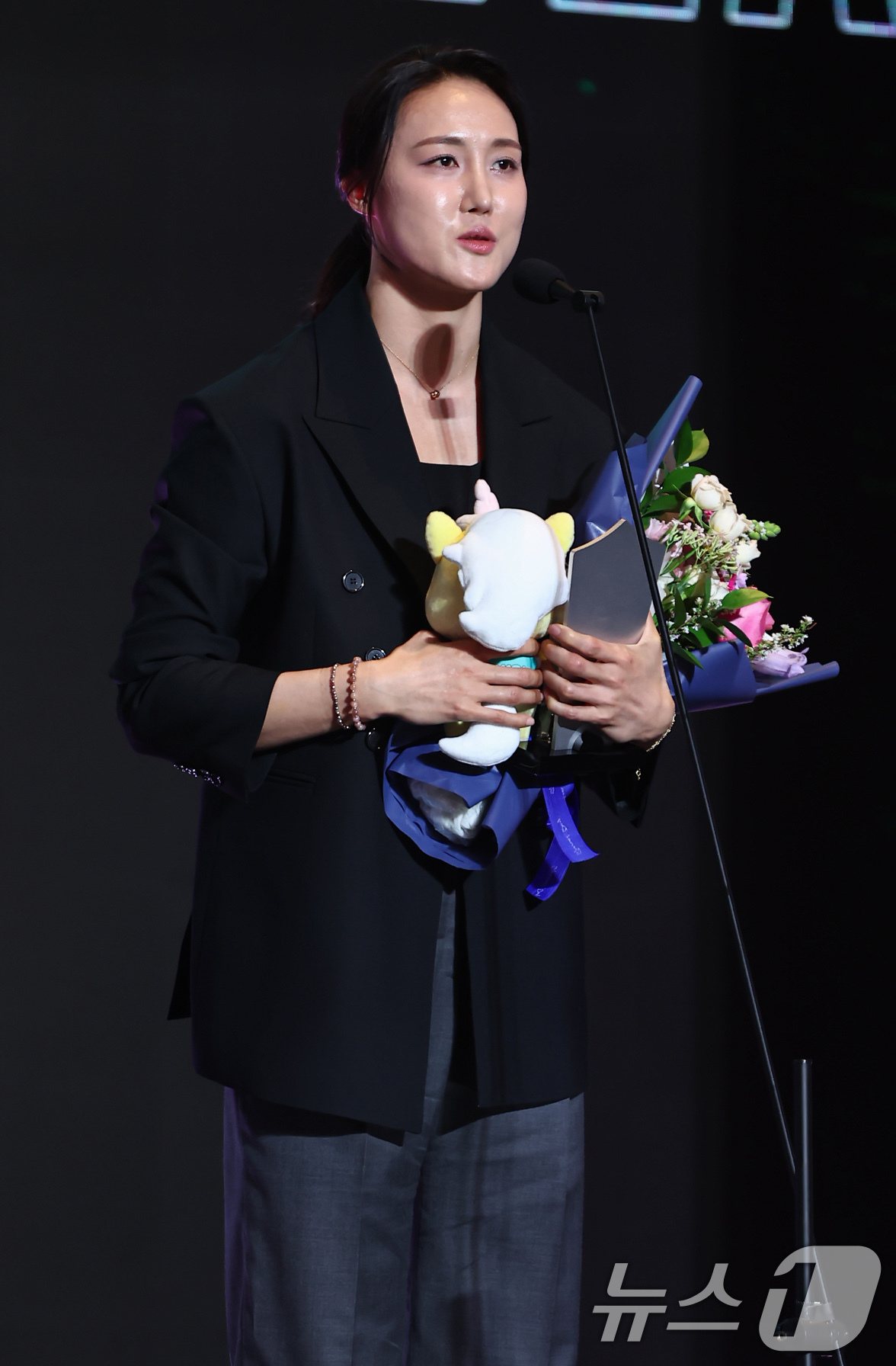 (서울=뉴스1) 김도우 기자 = 하나은행 김정은이 6일 서울 용산구 서울드래곤시티에서 열린 BNK금융 2025-2026 여자프로농구 정규리그 시상식에서 특별상 수상 후 소감을 밝히 …