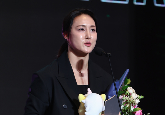 특별상 수상 소감 밝히는 하나은행 김정은