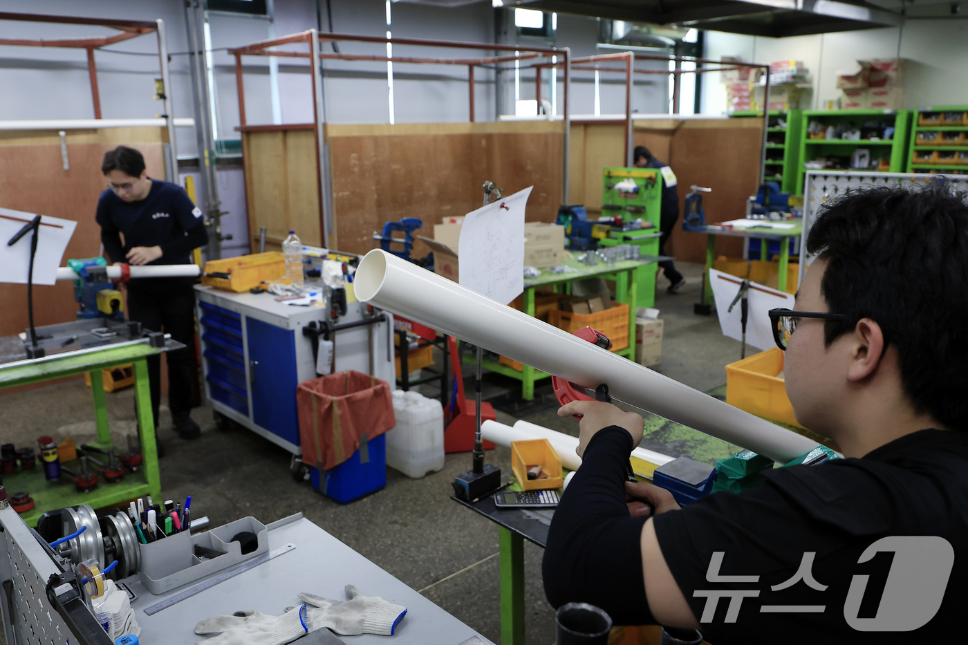 (서울=뉴스1) 박정호 기자 = 6일 오후 서울 동작구 서울공업고등학교에서 열린 2026년 서울시 기능경기대회에서 배관 부문에 참가한 학생들이 제품 가공에 집중하고 있다.우수 기능 …