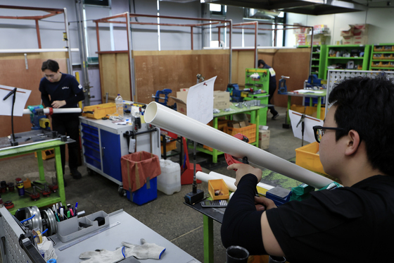 배관 가공에 집중하는 대회 참가자들